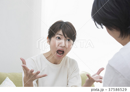 怒る女性 怒る女性 37586529