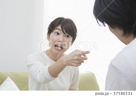 怒る女性 怒る女性 37586531