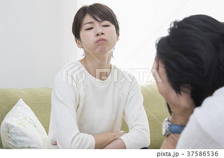 怒る女性 怒る女性 37586536