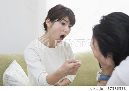 怒る女性 37586538