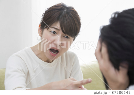 怒る女性 37586545