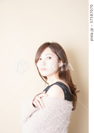 振り返る女性 振り返る女性 37587070