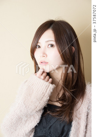 ファーを羽織る女性 ファーを羽織る女性 37587072