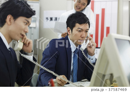 ビジネスマン　営業電話 37587469
