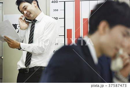 ビジネスマン　営業電話 37587473