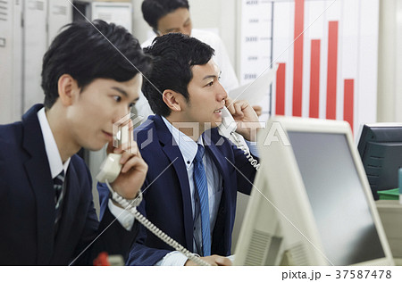 ビジネスマン　営業電話 37587478