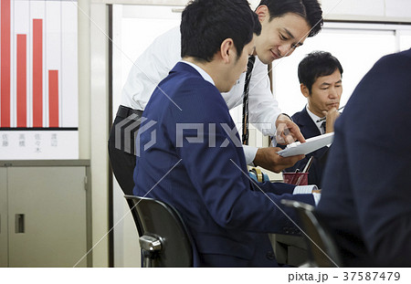 ビジネスマン　営業電話 37587479
