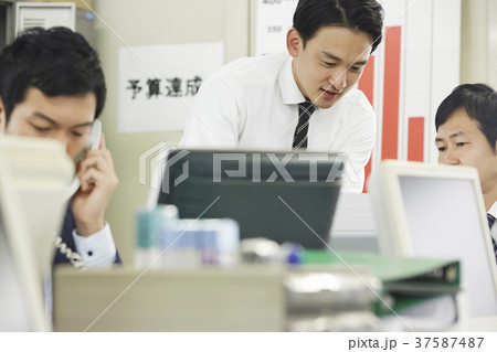 ビジネスマン　営業職 37587487