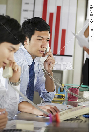 ビジネスマン　営業電話 37587492