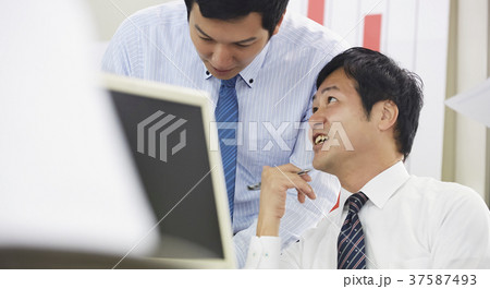ビジネスマン　営業職 37587493