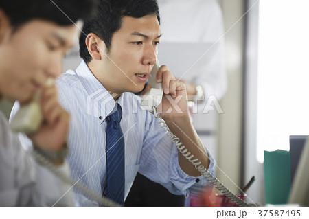 ビジネスマン　営業電話 37587495