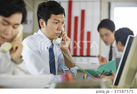 ビジネスマン　営業電話 37587575