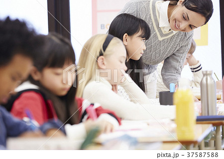 インターナショナルスクール　授業風景 37587588