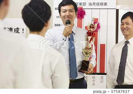 ビジネスマン　営業成績 37587637