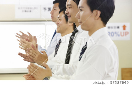 ビジネスマン　営業職 37587649