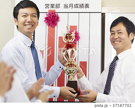 ビジネスマン　営業成績 37587702
