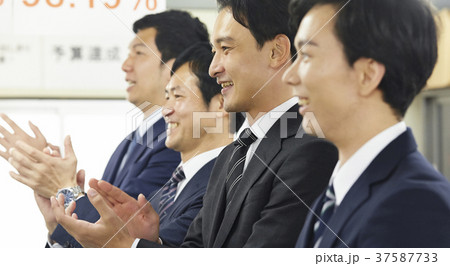 ビジネスマン　営業職 37587733