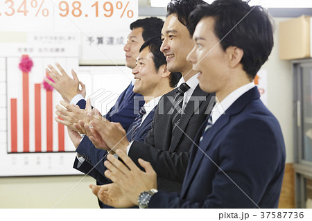 ビジネスマン　営業職 37587736