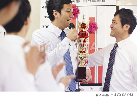 ビジネスマン　営業成績 37587742