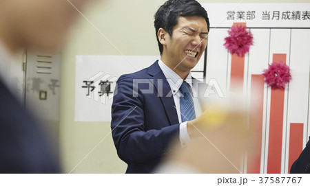 ビジネスマン　営業成績 37587767