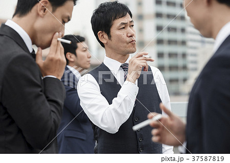ビジネスマン　営業職 37587819