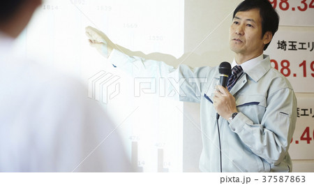 ビジネスマン　会議 37587863