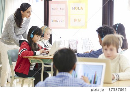 インターナショナルスクール　オンライン授業 37587865