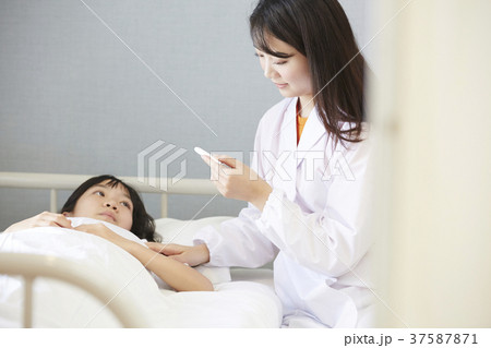 小学校　保健室　ベッド 37587871