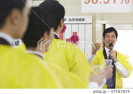 ビジネスマン　営業成績 37587874