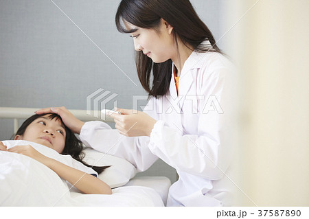 小学校　保健室　ベッド 37587890