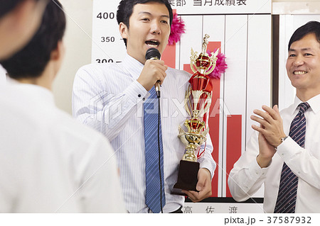 ビジネスマン　営業成績 37587932