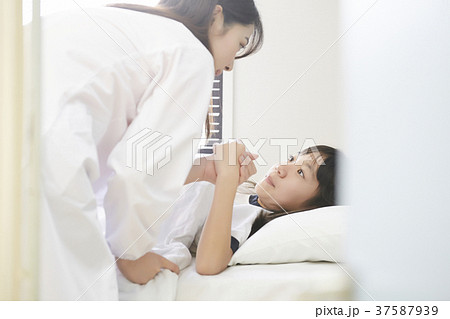 小学校　保健室　ベッド 37587939