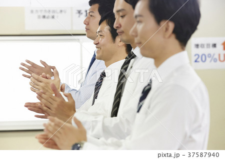 ビジネスマン　営業成績 37587940