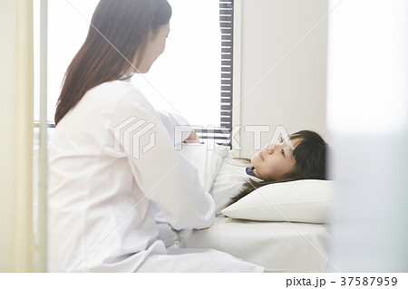 小学校　保健室　ベッド 37587959