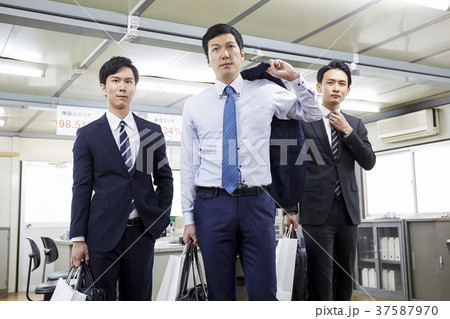 ビジネスマン　営業職 37587970