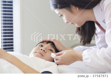 小学校　保健室　ベッド 37587971