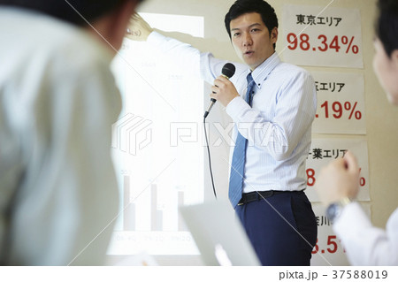 ビジネスマン　会議 37588019