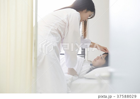小学校　保健室　ベッド 37588029