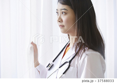 小学校　保健室　養護教諭 37588033