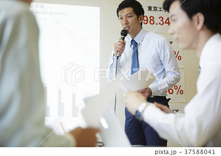 ビジネスマン 会議 ビジネスマン 会議 37588041