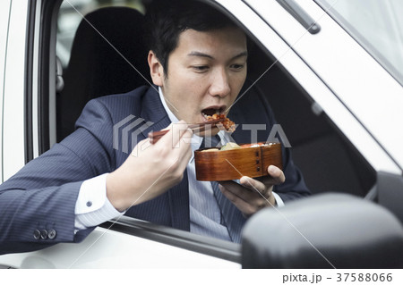 ビジネスマン　休憩 37588066