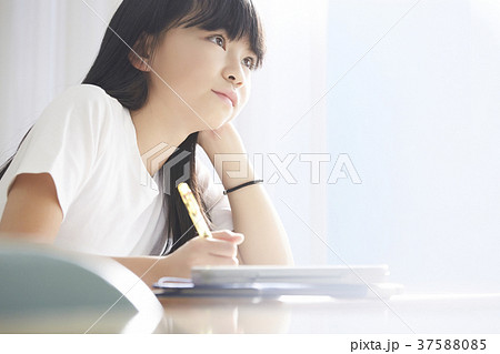 小学生　教室　女の子 37588085