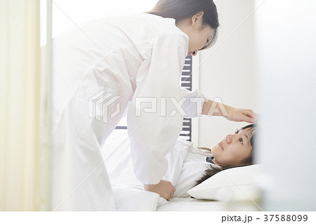 小学校　保健室　ベッド 37588099