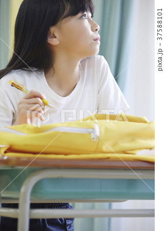 小学生　放課後　教室　女の子 37588101