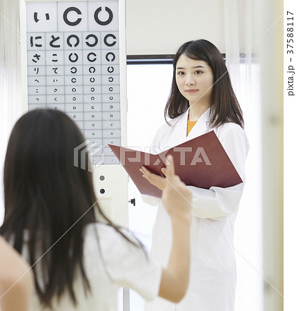 小学生　健康診断　視力検査 37588117