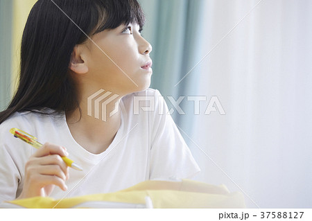 小学生　放課後　教室　女の子 37588127