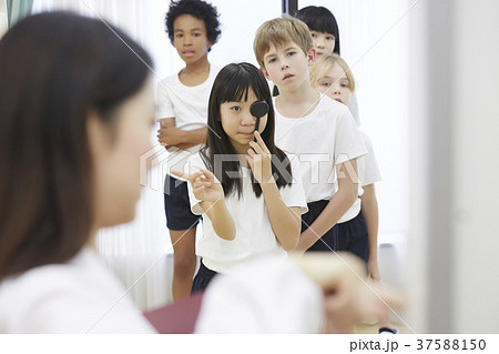 小学生　健康診断　視力検査 37588150