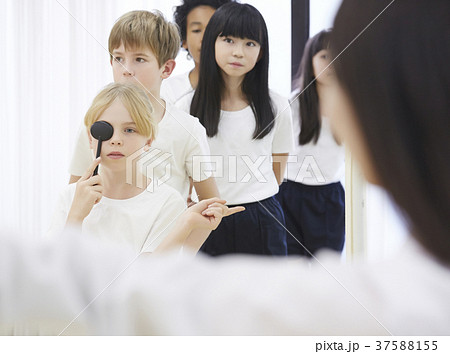小学生　健康診断　視力検査 37588155