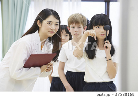小学生　健康診断　視力検査 37588169