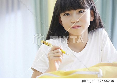 小学生 放課後 教室 女の子 小学生 放課後 教室 女の子 37588230